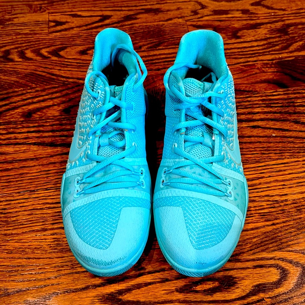 Youth Kyrie 3’s Aqua